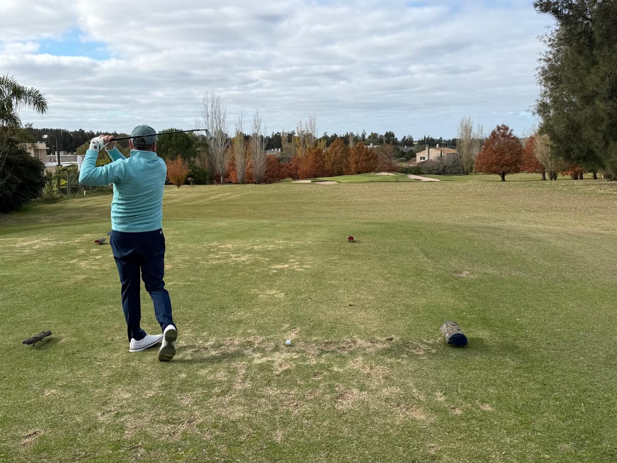 Los Bucaneros y Los Enfermos del Golf pelean la primera posición. Imagen de golf en torneo.
